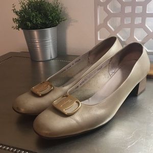 SALVATORE FERRAGAMO GOLDEN LEATHER PUMPS